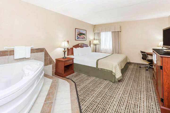1 King Bed Accessible (3 of 15)
