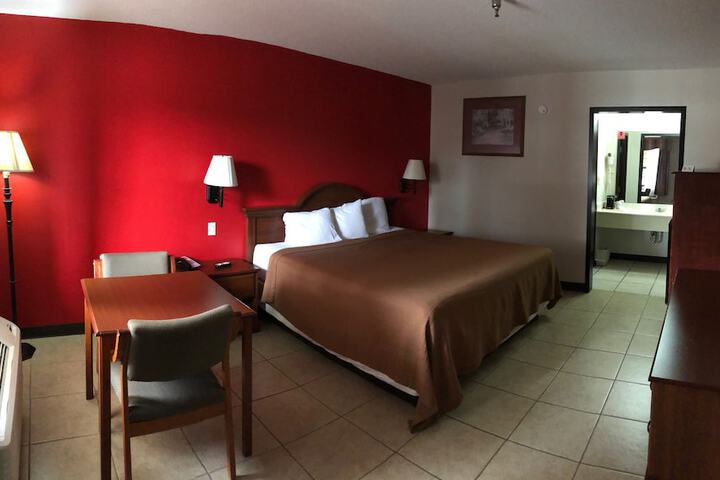 1 King Bed (3 of 9)