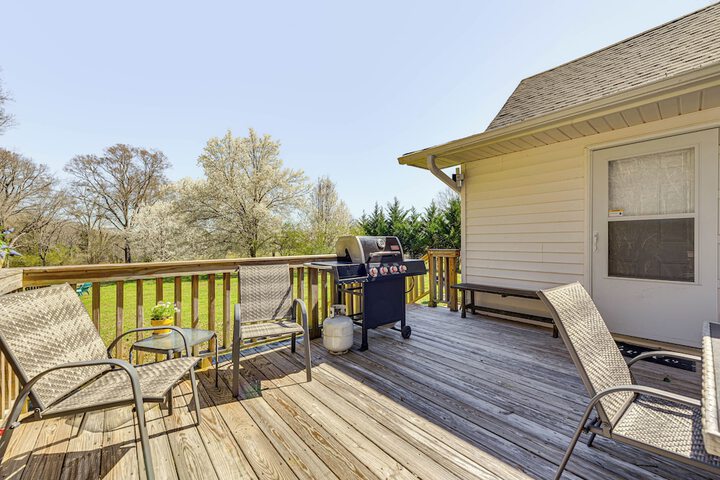 the Farmhouse in Fort Lawn w / Fire Pit & Deck!