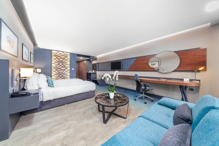 Room 10 of 32