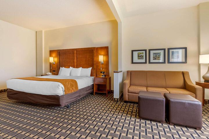 1 King Bed (4 of 9)