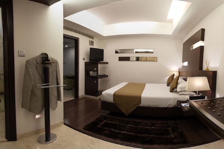 Room 7 of 76
