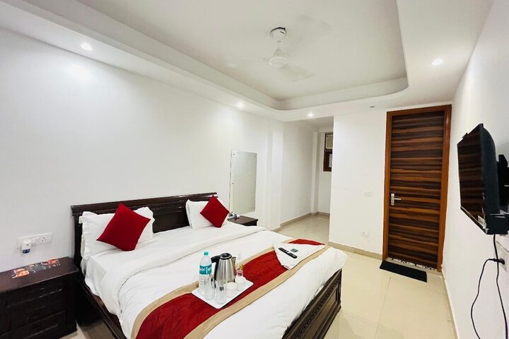 Room 6 of 9