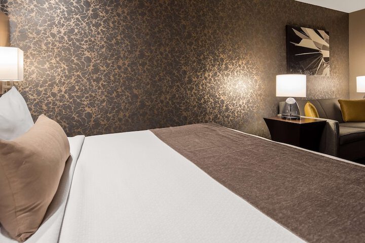 1 King Bed Sofa Bed Microwave and Refrigerator WiFi Full Breakfast (9 of 19)