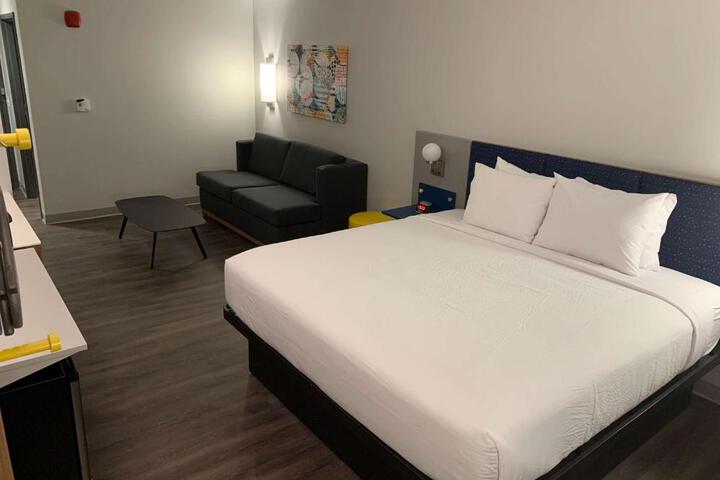 1 King Bed (3 of 9)