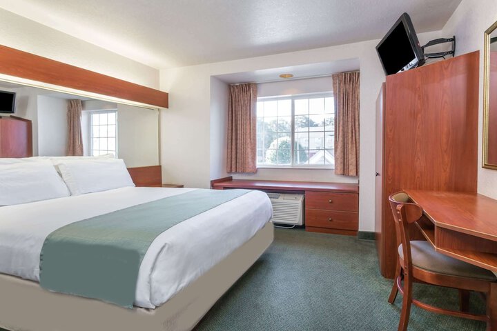 1 Queen Bed (7 of 14)