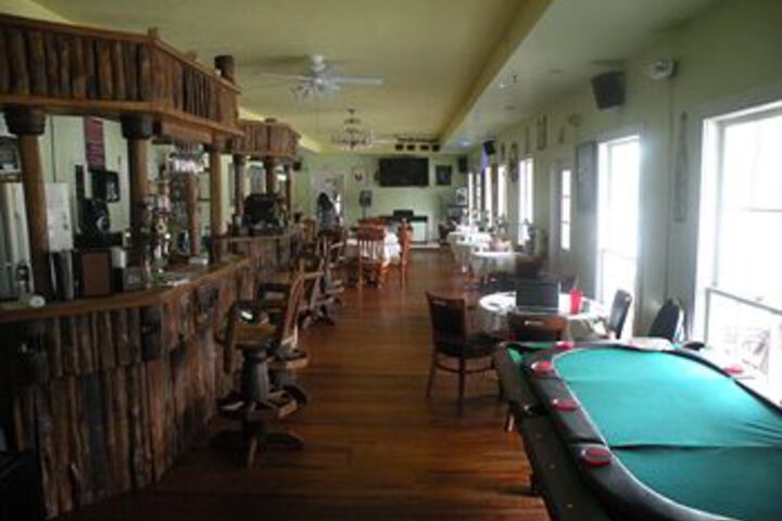 Lounge 15 of 23