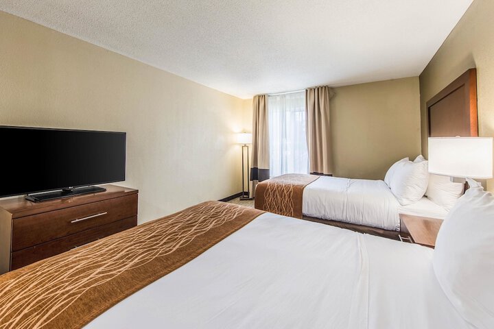 1 Queen Bed (4 of 6)