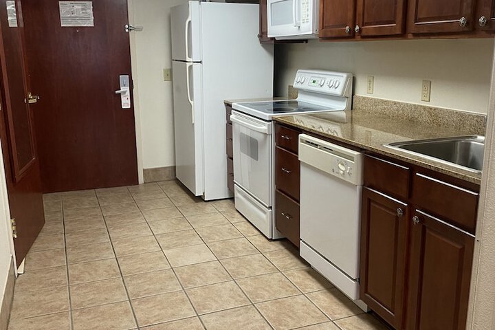 Deluxe Studio King Bed Kitchenette (4 of 5)