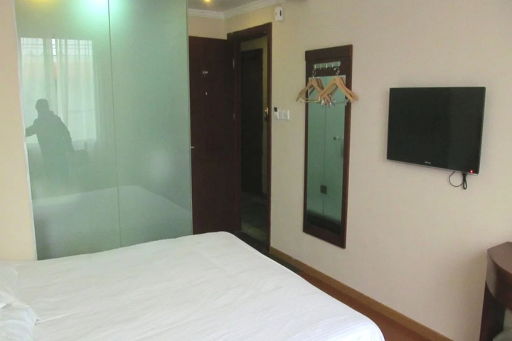 Room 5 of 9