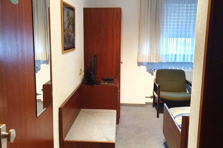 Room 16 of 39