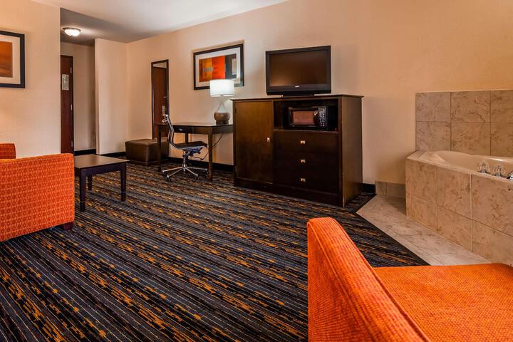 Suite 1 King Bed Larger Room Sofa Bed Microwave and Refrigerator High Speed Internet Accessible Full Breakfast (6 of 8)