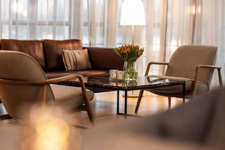 Lounge 41 of 53