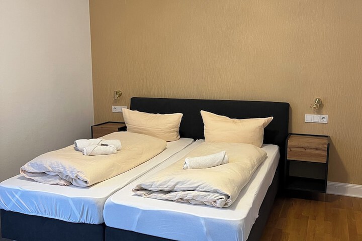 Room 6 of 13