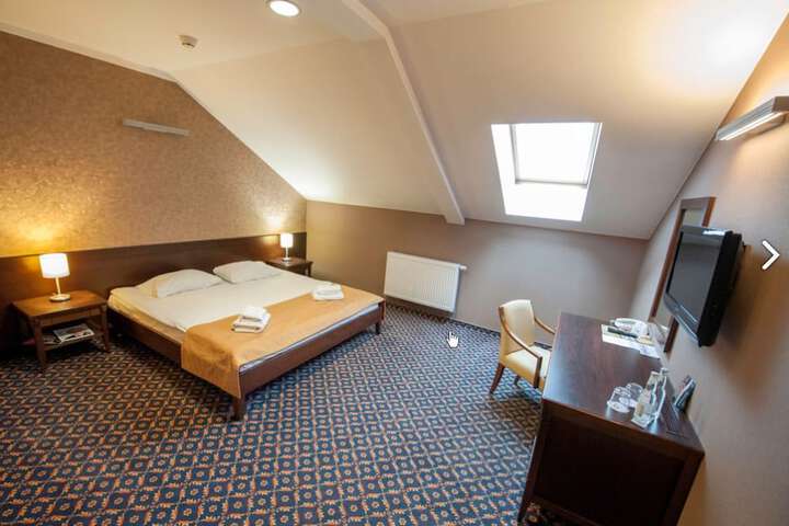 Room 12 of 37