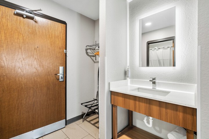 Room 31 of 40