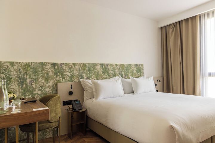 Room 9 of 37