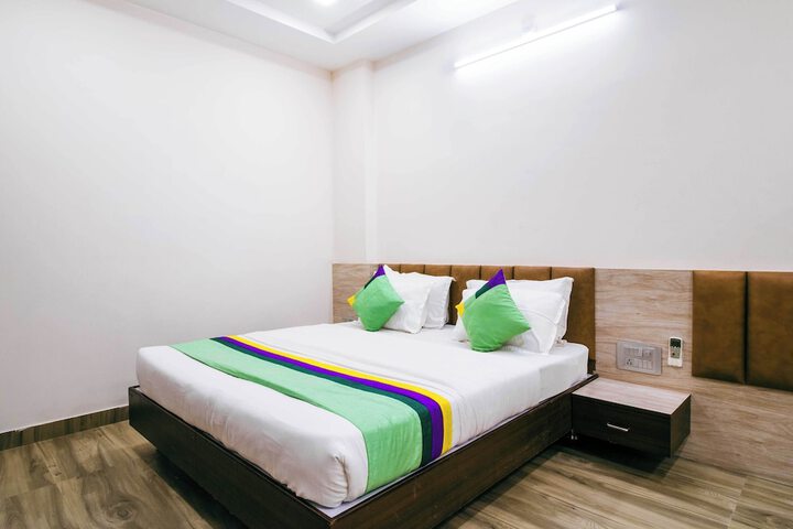 Room 17 of 37