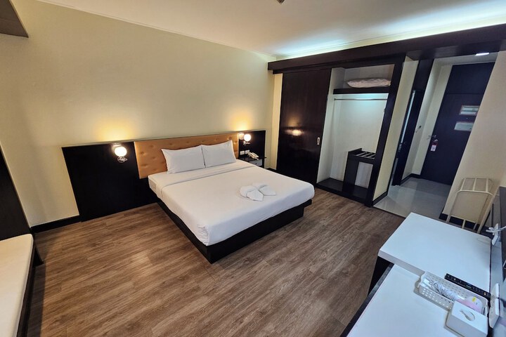Room 6 of 25