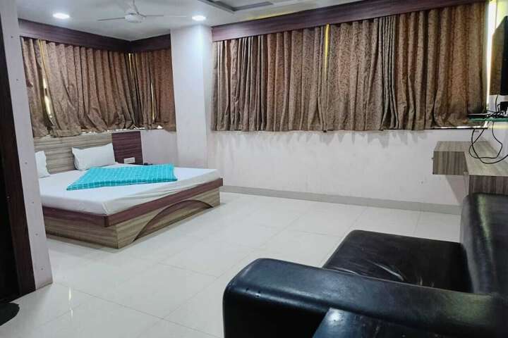 Room 9 of 32