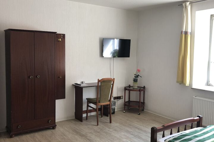 Room 3 of 37