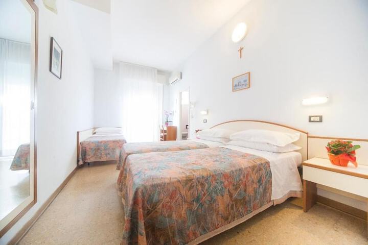 Room 8 of 19