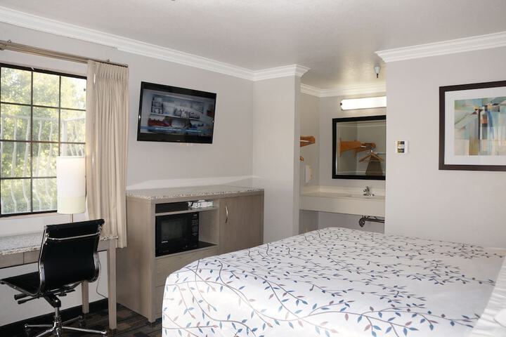 1 King Bed (13 of 14)