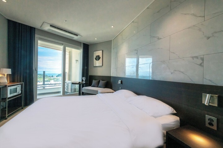 Room 32 of 46