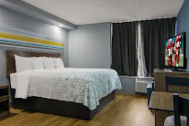 Studio King Bed (6 of 7)