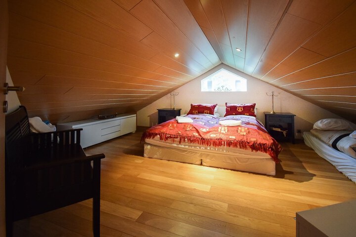 Room 2 of 34