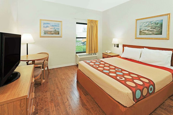 1 Queen Bed (1 of 12)