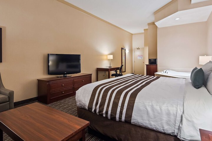 1 King Bed Gretzky Wing Microwave and Refrigerator Sofa Bed High Speed Internet Accessible Full Breakfast (9 of 33)