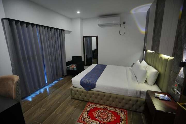 Room 27 of 77