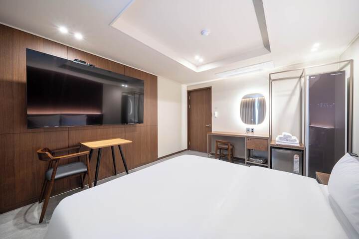 Room 11 of 42
