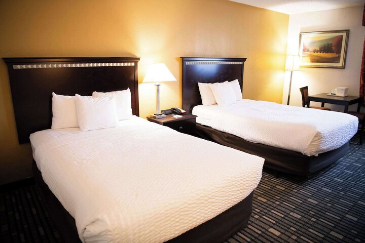 2 Double Beds (9 of 11)