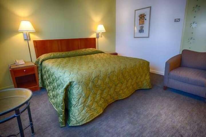 Room 10 of 32