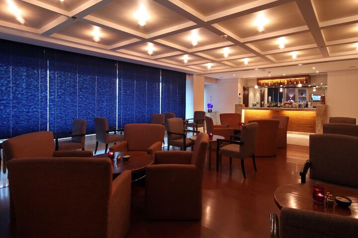 Lounge 51 of 65