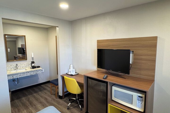 Room 13 of 38