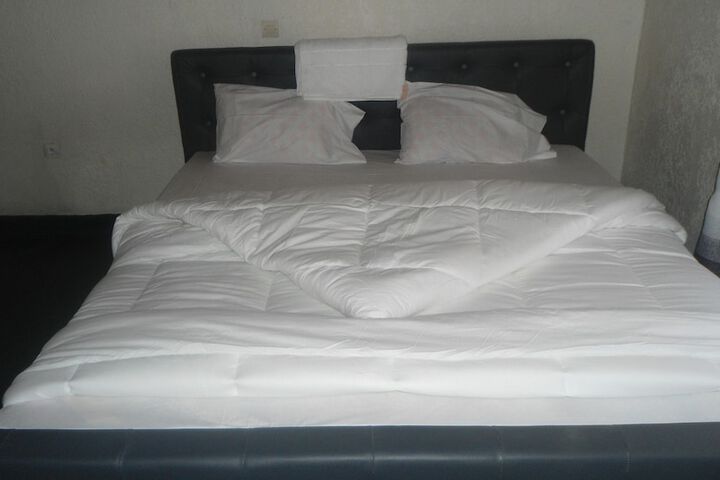 Room 6 of 18