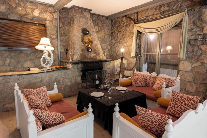 Lounge 17 of 50