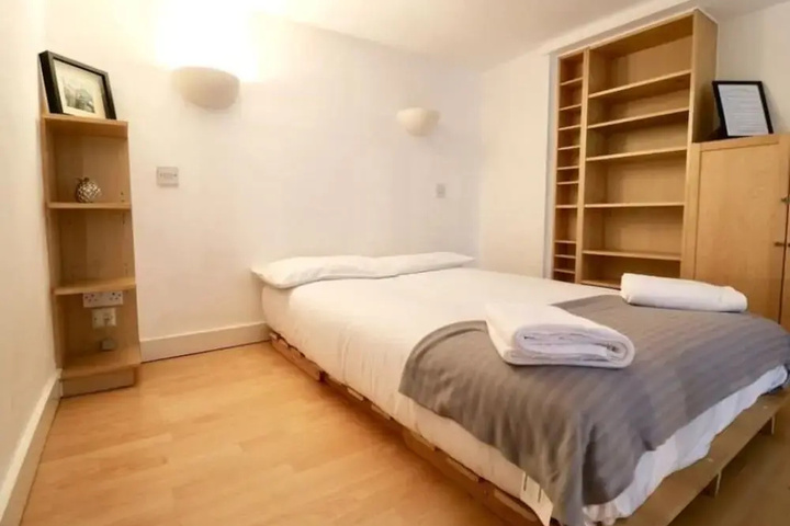 Room 5 of 11