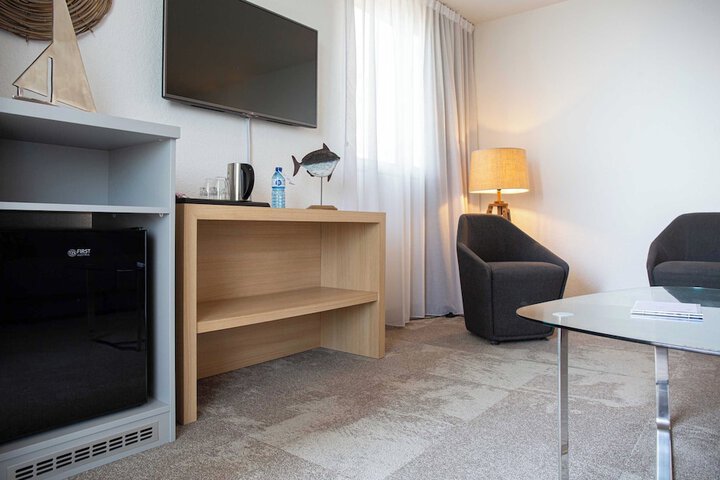 Room 32 of 77