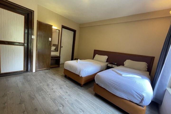 Room 33 of 47