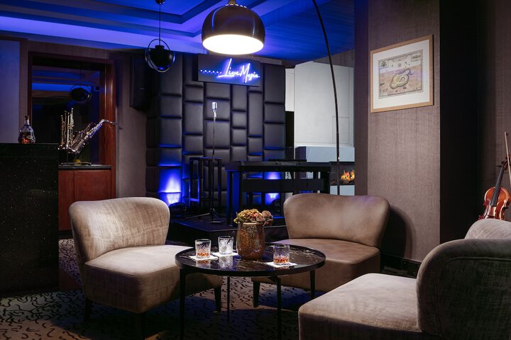 Lounge 62 of 82