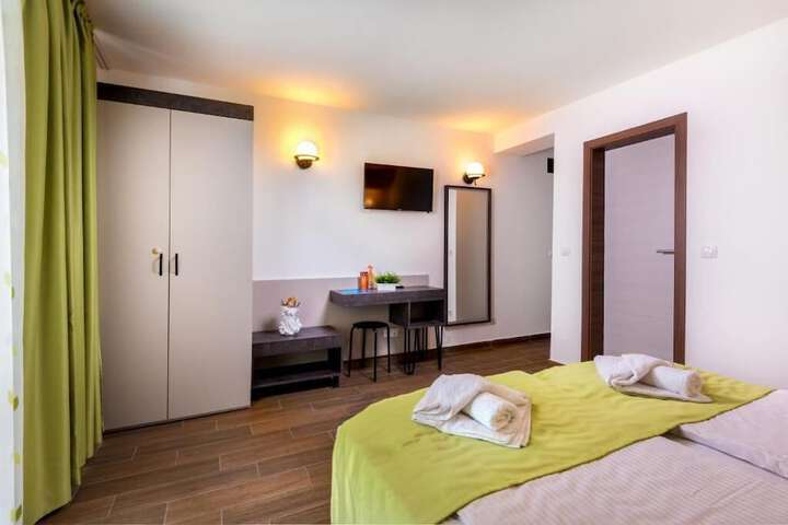 Room 5 of 32