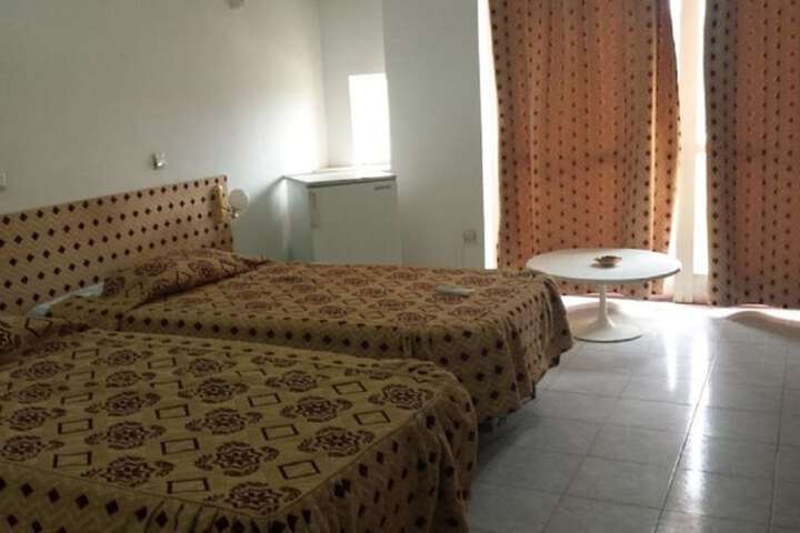 Room 6 of 32
