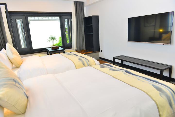 Room 9 of 80