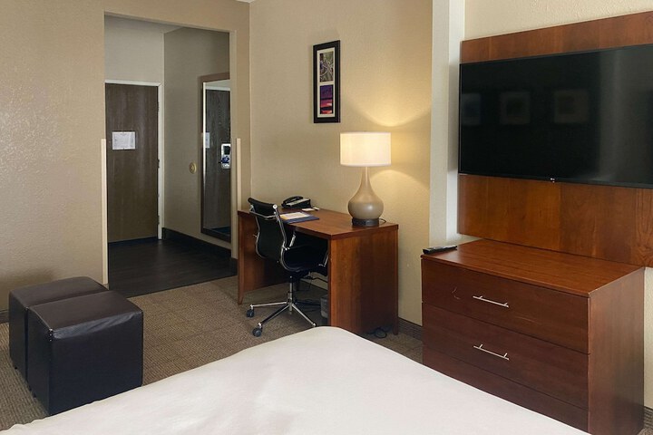 1 Queen Bed Suite Accessible (23 of 24)