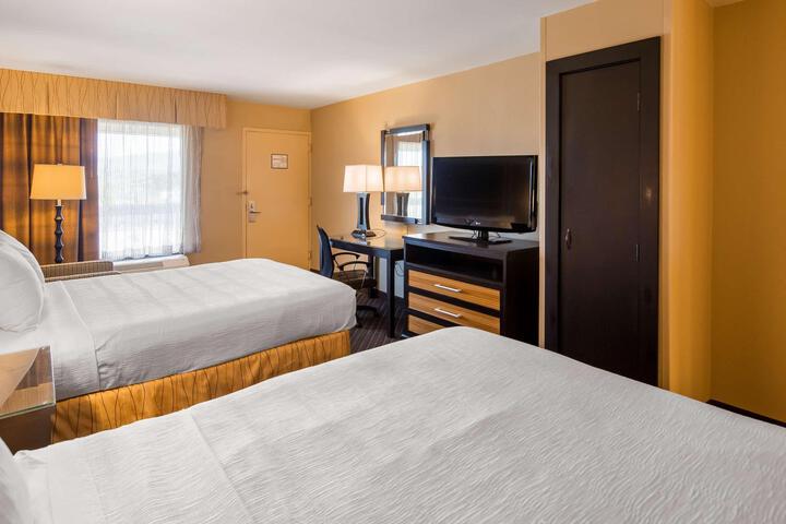 2 Queen Beds Microwave and Refrigerator Flat Screen Television High Speed Internet A (4 of 13)