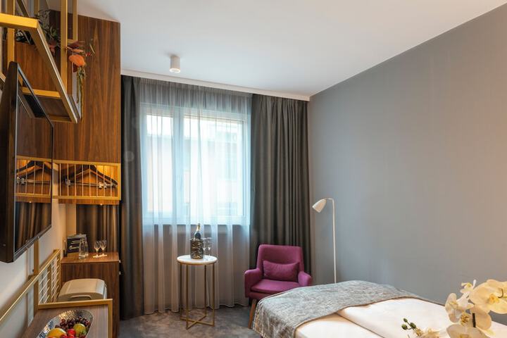 Room 10 of 71